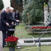 Nach dem Gottesdienst bei der Trauerfeier für Wolfgang Schäuble stehen die Gäste am Grab.