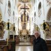 Theo Waigel in der Ursberger Kirche, im Hintergrund die bekannte romanische Kreuzigungsgruppe.