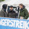 Wolfgang Metzeler-Kick (l-r), Richard Cluse und Michael Winter unterhalten sich im Hungerstreik-Camp.