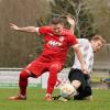 Der TSV Wemding (mit Sandro Morena, in Rot) gewann am Karsamstag gegen den FSV Marktoffingen.                