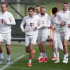 Die Spieler vom FC Bayern München trainieren.