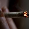 Eine Person raucht einen Joint. Bayern will einen Vermittlungsausschuss von Bundestag und Bundesrat beantragen.
