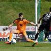 Dominik Hozlinger (links), der sich hier das 1:1 gegen den FC Pipinsried fängt, ist aktuell der einzige Keeper im Gundelfinger Bayernliga-Kader. Deshalb suchen die Grün-Weißen kurzfristig noch einen zweiten Mann.