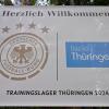 Ein Banner mit dem DFB-Logo und der Aufschrift „Trainingslager Thüringen 2024“ hängt an der Einfahrt zum Spa & Golf Resort Weimarer Land.