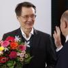 Blumen für das Geburtstagskind: Karl Lauterbach wurde am Tag der  Vermittlungsausschusssitzung 61 Jahre alt.