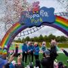 Buntes Konfetti und große Freude: Der Peppa Pig Park in Günzburg ist fertig. 