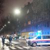 23.02.2024, Österreich, Wien: Polizisten ermitteln am Tatort. Drei Frauen sind am Freitagabend, 23. Februar 2024, in einem Bordell in Wien-Brigittenau tot aufgefunden worden.