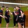 Mit der 0:3-Niederlage haben die Nördlinger Volleyballer (in Schwarz-Rot) ihre kleine Chance auf die Meisterschaft in der Bezirksklasse verspielt. Den Titel holten sich die Gäste aus Leipheim.