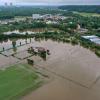 Sportanlagen sind vom Hochwasser der Mindel überflutet.