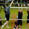 Mit der 0:3-Niederlage haben die Nördlinger Volleyballer (in Schwarz-Rot) ihre kleine Chance auf die Meisterschaft in der Bezirksklasse verspielt. Den Titel holten sich die Gäste aus Leipheim.