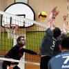 Mit der 0:3-Niederlage haben die Nördlinger Volleyballer (in Schwarz-Rot) ihre kleine Chance auf die Meisterschaft in der Bezirksklasse verspielt. Den Titel holten sich die Gäste aus Leipheim.