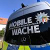 Der Bus der Mobilen Wache der Polizei ist mit seiner Aufschrift für jeden gut erkennbar.