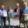 Seit zehn Jahren ist die Stadt Landsberg Fairtrade-Town. Das Bild zeigt: (von links) Zweiter Bürgermeister Moritz Hartmann, Hermann Pacher, Wolfgang Buttner und Jost Handtrack.