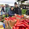 Der Augsburger Markus Stark besucht den Markt regelmäßig mit seiner marokkanischen Frau Asia. Sie entdecken marokkanische Paprika aus der Heimatregion von Asma.
Wochenmarkt am Plärrer: Seit mehr als 20 Jahren lockt der Wochenmarkt am Plärrer mit günstigen Preisen für Obst und Gemüse.







