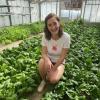 Simone Gleich, hier inmitten von Spinatpflanzen, freut sich auf neue Mitbauern.