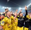 Dortmunds Spieler feiern mit den mitgereisten Fans den Sieg.