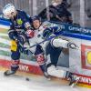 Berlins Patrice Cormier (l) kämpft gegen Mario Zimmermann von Straubing Tigers (r) um den Puck. Zimmermann bleibt bei Straubing.