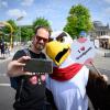 Besucher Bastian aus Bergisch-Gladbach macht mit «Freddi dem Familienadler» ein Selfie: Andenken an die Feier für das Grundgesetz.