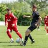 Im Kellerduell der Fußball-Kreisliga Augsburg setzte sich der TSV Merching klar gegen den TSV Königsbrunn durch. In dieser Szene will der Merchinger Torschütze Peter Müller (links) den Königsbrunner Marc Stowasser stören.  