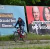 ARCHIV - 08.05.2024, Hessen, Frankfurt/Main: Ein Radfahrer fährt im Stadtteil Sachsenhausen an Großplakaten von FDP (l-r), CDU, SPD und Freien Wählern zur Europawahl vorbei (Aufnahme mit längerer Verschlusszeit). Nur noch einen Monat bis zur Europawahl: Am 9. Juni können in Hessen laut Statistischem Landesamt etwa 4,85 Millionen Wahlberechtigte ihr Kreuzchen machen. (zu dpa: «FDP attackiert im Wahlkampfendspurt von der Leyen») Foto: Arne Dedert/dpa +++ dpa-Bildfunk +++