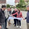 Landschaftsarchitekt Ferdinand Kaiser (links) und Bürgermeister Josef Wecker erklären den Bürgerinnen und Bürgern, wie das Dorf verschönert werden soll.