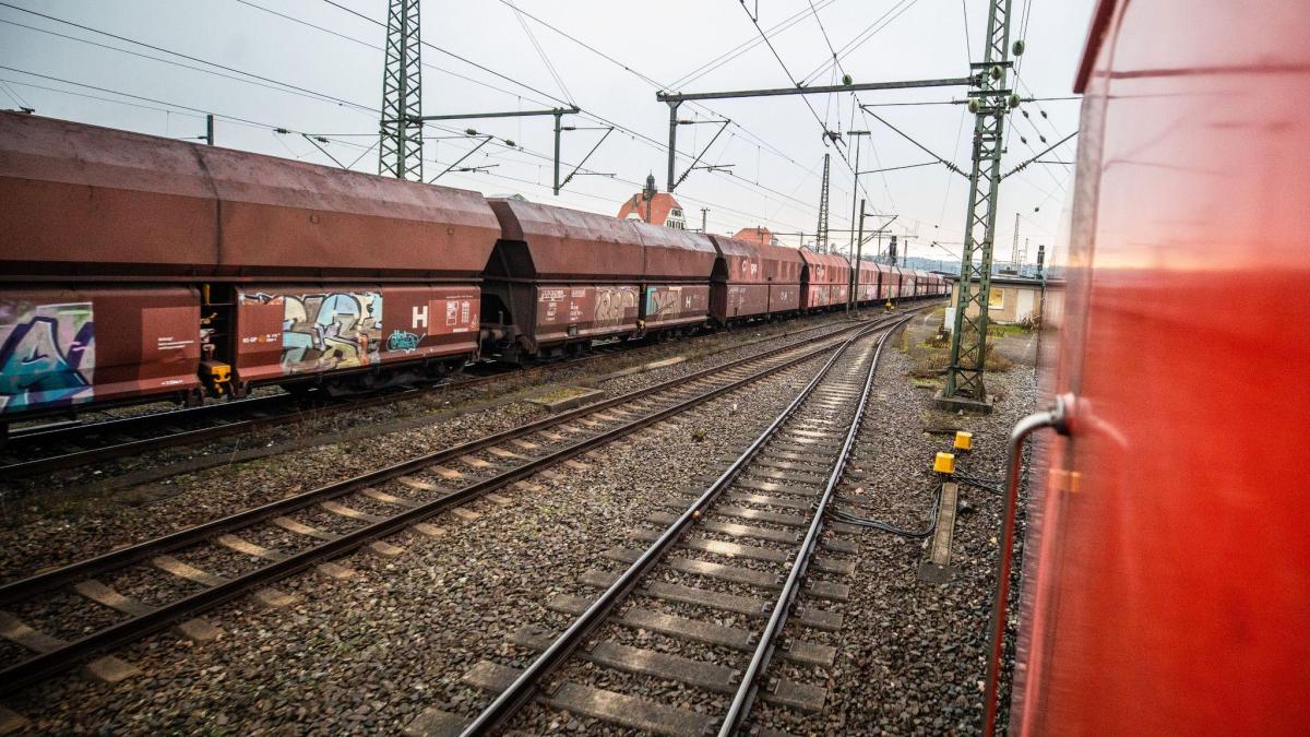 Billion-dollar new railway line under criticism