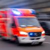 Rettungskräfte brachten den Verletzten nach dem Sturz bei Erbach in eine Klinik.