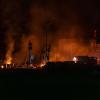Rettungskräfte löschen ein Feuer in Charkiw nach einem russischen Drohnenangriff.