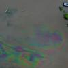 Eine Ölteppich ist auf einem vom Hochwasser der Mindel überschwemmten Grundstück zu sehen (Luftaufnahme mit einer Drohne).