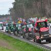 Landwirte aus Polen sind auf der Autostrada A2 (Europastraße 30) mit ihren Fahrzeugen in Richtung deutsch-polnische Grenze unterwegs.