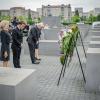 Brigitte Macron (l-r), Emmanuel Macron, Frank-Walter Steinmeier und Elke Büdenbender legen einen Kranz am Denkmal für ermordete Juden Europas nieder.
