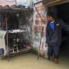 Ein Mann steht in seinem überfluteten Haus nach schweren Regenfällen. Bei schweren Unwettern sind im Südosten Brasiliens mehrere Menschen ums Leben gekommen.