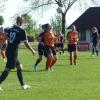 Emily Uhl (in Orange-Schwarz) sichert hier den Ball. Links Melanie Senz, rechts von Uhl Andrea Koukol und ganz rechts Jana Ernst.