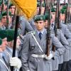 Die Ehrenkompanie der Bundeswehr marschiert beim feierlichen Gelöbnis von etwa 400 Rekrutinnen und Rekruten auf dem Paradeplatz des Bundesministeriums der Verteidigung.