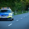 Symbolbilder - Themenbild - Unfall - Blaulicht Melle, Deutschland 02. Mai 2024:


Ein Einsatzfahrzeug, Streifenwagen, der Polizei steht mit Blaulicht und dem Schriftzug Unfall im Display an einem Unfallort. 