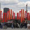 Menschen besichtigen eine Schau zu Kriegstrophäen im Park Pobedy (Park des Sieges) in Moskau. Gezeigt wird Militärtechnik aus verschiedenen westlichen Ländern und der Ukraine. Im Hintergrund zu sehen sind rote Fahnen mit der Aufschrift Pobeda! (auf Deutsch: Sieg).