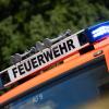 Ein 36-Jähriger hat in Schrobenhausen versehentlich eine Hecke in Brand gesetzt. Die Feuerwehr wurde dem Feuer schnell Herr.