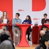 Raed Saleh (SPD, l-r), Luise Lehmann (SPD), Kian Niroomand (SPD), Jana Bertels (SPD), Nicola Böcker-Giannini (SPD), und Martin Hikel (SPD), sitzen gemeinsam auf einer Bühne.