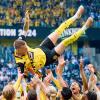 Bierspendende BVB-Legende: Dortmunds Marco Reus wird nach dem Spiel von seinen Mitspielern gefeiert.