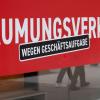 Ein Schild mit dem Hinweis «Räumungsverkauf wegen Geschäftsaufgabe» hängt an einem Bekleidungsgeschäft in der Stuttgarter Innenstadt.