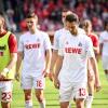 Die Kölner Spieler gehen nach der Niederlage in Heidenheim mit hängenden Köpfen vom Rasen.