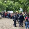 Mit einer Gegendemonstration haben zahlreiche Menschen aus Weißenhorn und Umgebung am Dienstagabend vor der Stadthalle ein Zeichen gegen rechtes Gedankengut und die AfD gesetzt.  