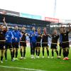 Karlsruhes Spieler jubeln nach dem 1:2-Sieg vor den mitgereisten Fans.