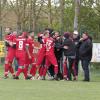 Mitten im Pulk der Mitspieler und Betreuer lässt sich Daniel Braun für sein „Tor des Tages“ zum Bissinger Derbysieg in Unterringingen feiern.