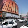 Das Zentrum der iranischen Hauptstadt Teheran mit einem anti-israelischen Transparent, das Raketen beim Abschuss zeigt.