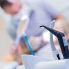 Viele Unternehmen suchen händeringend Auszubildende, etwa als Zahnarzthelfer. 