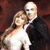 Deborah Sasson als Christine und Uwe Kröger als Phantom in den Hauptrollen im Musical "Das Phantom der Oper". Am Mittwochabend ist das Stück in der Fassung von Deborah Sasson und Jochen Sautter in der Stadthalle Gersthofen zu sehen.