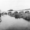 Diese Eisenbahnbrücke überspannte einst bei Wörnitzstein den Fluss. Sie wurde bis 1877 genutzt und 1945 gesprengt. Im Hintergrund zu sehen ist die Kapelle im Ort.