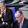 Friedrich Merz (CDU), CDU-Bundesvorsitzender und Unionsfraktionsvorsitzender, spricht neben Bundeskanzler Olaf Scholz (l, SPD).