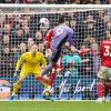 Liverpools Darwin Nunez (M) trifft gegen Nottingham Forest.